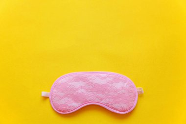 Uyku göz maskesi, üzerinde sarı renkli trendy arka plan izole. Beni rahatsız olmaz, bırak uyuyayım. Dinlenme, iyi geceler, uykusuzluk, gevşeme, yorgun, seyahat kavramı