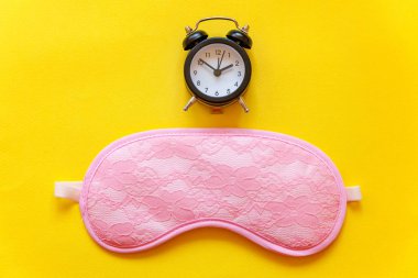 Uyku göz maskesi, çalar saat üzerinde sarı renkli şık arka plan izole. Beni rahatsız olmaz, bırak uyuyayım. Dinlenme, iyi geceler, siesta, uykusuzluk, gevşeme, yorgun, kavram seyahat