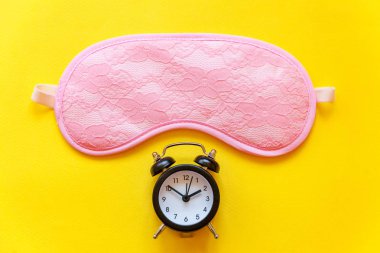 Uyku göz maskesi, çalar saat üzerinde sarı renkli şık arka plan izole. Beni rahatsız olmaz, bırak uyuyayım. Dinlenme, iyi geceler, siesta, uykusuzluk, gevşeme, yorgun, kavram seyahat