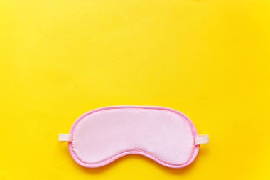 Uyku göz maskesi, üzerinde sarı renkli trendy arka plan izole. Beni rahatsız olmaz, bırak uyuyayım. Dinlenme, iyi geceler, uykusuzluk, gevşeme, yorgun, seyahat kavramı