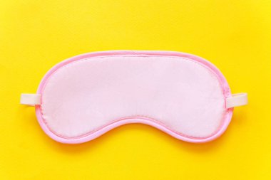 Uyku göz maskesi, üzerinde sarı renkli trendy arka plan izole. Beni rahatsız olmaz, bırak uyuyayım. Dinlenme, iyi geceler, uykusuzluk, gevşeme, yorgun, seyahat kavramı