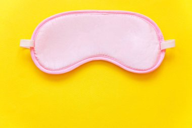 Uyku göz maskesi, üzerinde sarı renkli trendy arka plan izole. Beni rahatsız olmaz, bırak uyuyayım. Dinlenme, iyi geceler, uykusuzluk, gevşeme, yorgun, seyahat kavramı