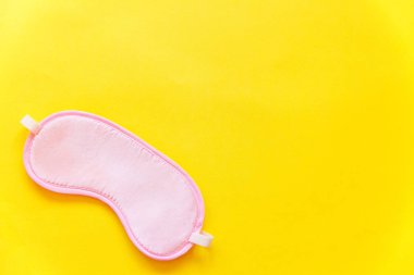 Uyku göz maskesi, üzerinde sarı renkli trendy arka plan izole. Beni rahatsız olmaz, bırak uyuyayım. Dinlenme, iyi geceler, uykusuzluk, gevşeme, yorgun, seyahat kavramı