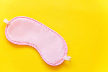 Uyku göz maskesi, üzerinde sarı renkli trendy arka plan izole. Beni rahatsız olmaz, bırak uyuyayım. Dinlenme, iyi geceler, uykusuzluk, gevşeme, yorgun, seyahat kavramı