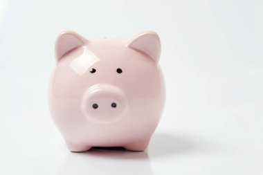 Pembe kumbara beyaz arka plan üzerinde izole. Yatırım bütçe servet iş emeklilik, finans, para, bankacılık kavramı tasarrufu. Kopya alanı