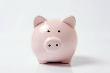 Pembe kumbara beyaz arka plan üzerinde izole. Yatırım bütçe servet iş emeklilik, finans, para, bankacılık kavramı tasarrufu. Kopya alanı