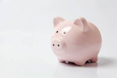 Pembe kumbara beyaz arka plan üzerinde izole. Yatırım bütçe servet iş emeklilik, finans, para, bankacılık kavramı tasarrufu. Kopya alanı