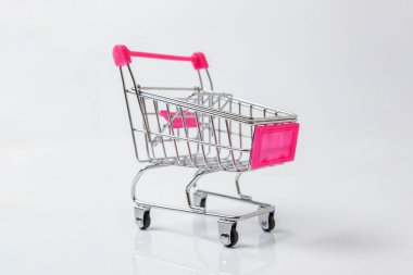Küçük süpermarket bakkal itme sepeti beyaz arka plan üzerinde izole tekerlekli alışveriş oyuncak için. Satılık Alışveriş Merkezi Pazar dükkanı tüketici kavramı satın. Kopya alanı