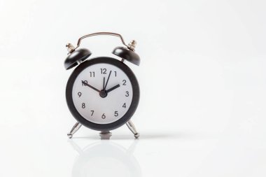 İki Yataklı çan vintage klasik çalar saat Isolated beyaz arka planda çalıyor. Yaşam süresi saat sabah gece iyi dinlen uyanık kavramı uyandır. Düz yatıyordu üstten görünüm kopya alanı