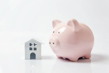 Sadece tasarım minyatür beyaz oyuncak evi, kumbara beyaz arka plan üzerinde izole pembe. İpotek özelliği sigorta hayalinizdeki ev yatırım kredisi kavramı bankacılık. Kopya alanı