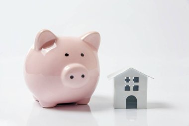 Sadece tasarım minyatür beyaz oyuncak evi, kumbara beyaz arka plan üzerinde izole pembe. İpotek özelliği sigorta hayalinizdeki ev yatırım kredisi kavramı bankacılık. Kopya alanı