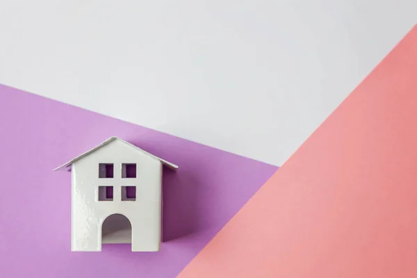 Einfach Design Mit Miniatur Weißes Spielzeughaus Isoliert Auf Weiß Violett — Stockfoto