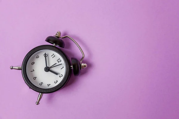 Tocando Sino Duplo Vintage Relógio Alarme Clássico Isolado Violeta Roxo — Fotografia de Stock
