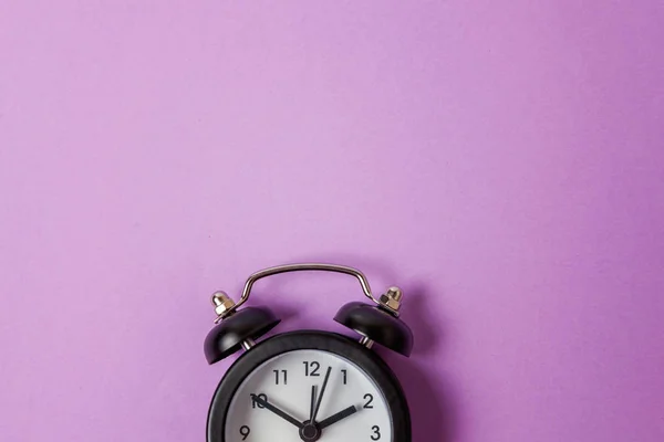 Timbre Doble Campana Vintage Reloj Despertador Clásico Aislado Sobre Violeta — Foto de Stock