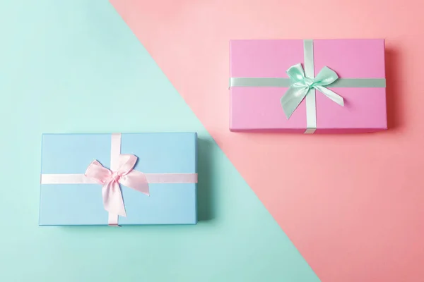 Pequeña Caja Regalo Envuelta Papel Rosa Azul Aislado Sobre Fondo —  Fotos de Stock