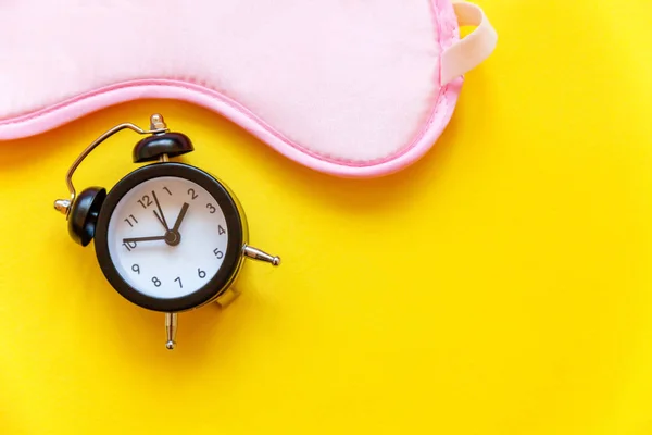 Slapende Oog Masker Wekker Geïsoleerd Gele Kleurrijke Trendy Achtergrond Niet — Stockfoto