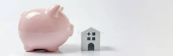简单的设计与微型白色玩具房子 粉红色的存钱罐隔离在白色的背景 抵押贷款保险梦想住房银行投资贷款的概念 复制空间 — 图库照片