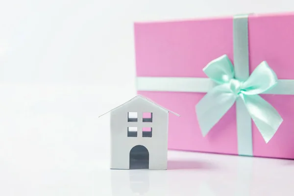 Miniatur Weißes Spielzeughaus Und Geschenkverpackung Rosa Papier Isoliert Auf Weißem — Stockfoto