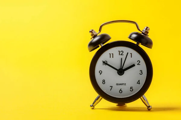 Timbre Doble Campana Vintage Reloj Despertador Clásico Aislado Amarillo Colorido —  Fotos de Stock