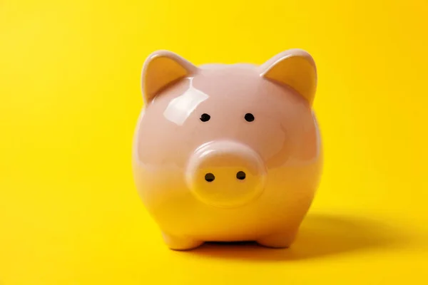 Pink Piggy Bank Terisolasi Dengan Warna Kuning Trendi Latar Belakang — Stok Foto