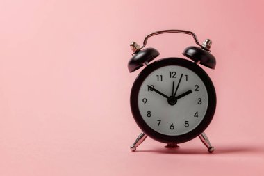 İki Yataklı çan vintage klasik çalar saat göl kenarında pembe pastel renkli arka plan üzerinde zil. Yaşam süresi saat sabah gece iyi dinlen uyanık kavramı uyandır. Düz yatıyordu üstten görünüm kopya alanı