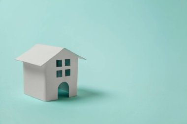 Sadece tasarım mavi pastel renkli şık arka plan üzerinde izole bir minyatür beyaz oyuncak ev. Mortgage Emlak sigorta rüya ev concept. Kopya alanı