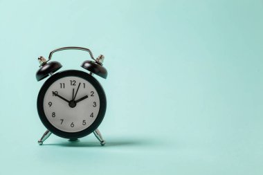 İki Yataklı çan vintage klasik çalar saat göl kenarında mavi pastel renkli arka plan üzerinde zil. Yaşam süresi saat sabah gece iyi dinlen uyanık kavramı uyandır. Düz yatıyordu üstten görünüm kopya alanı