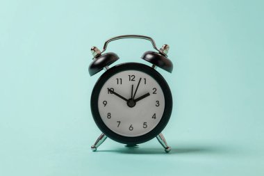 İki Yataklı çan vintage klasik çalar saat göl kenarında mavi pastel renkli arka plan üzerinde zil. Yaşam süresi saat sabah gece iyi dinlen uyanık kavramı uyandır. Düz yatıyordu üstten görünüm kopya alanı