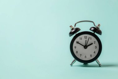 İki Yataklı çan vintage klasik çalar saat göl kenarında mavi pastel renkli arka plan üzerinde zil. Yaşam süresi saat sabah gece iyi dinlen uyanık kavramı uyandır. Düz yatıyordu üstten görünüm kopya alanı