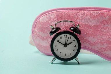 Uyku göz maskesi, çalar saat mavi pastel renkli şık arka plan üzerinde izole. Beni rahatsız olmaz, bırak uyuyayım. Dinlenme, iyi geceler, siesta, uykusuzluk, gevşeme, yorgun, kavram seyahat