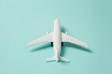 Sade bir şekilde yatıyordu tasarım minyatür oyuncak model uçak mavi pastel renkli kağıt trendy arka plan üzerinde düz. Uçak tatil yaz hafta sonu deniz macera seyahat yolculuk bilet Tur kavramı ile seyahat