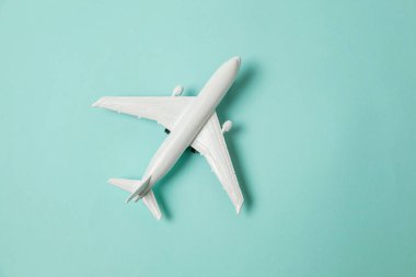 Sade bir şekilde yatıyordu tasarım minyatür oyuncak model uçak mavi pastel renkli kağıt trendy arka plan üzerinde düz. Uçak tatil yaz hafta sonu deniz macera seyahat yolculuk bilet Tur kavramı ile seyahat