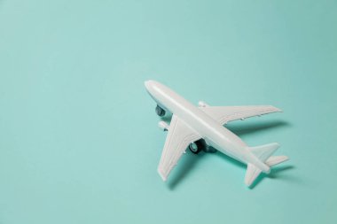 Sade bir şekilde yatıyordu tasarım minyatür oyuncak model uçak mavi pastel renkli kağıt trendy arka plan üzerinde düz. Uçak tatil yaz hafta sonu deniz macera seyahat yolculuk bilet Tur kavramı ile seyahat