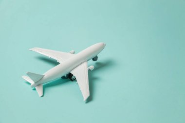 Sade bir şekilde yatıyordu tasarım minyatür oyuncak model uçak mavi pastel renkli kağıt trendy arka plan üzerinde düz. Uçak tatil yaz hafta sonu deniz macera seyahat yolculuk bilet Tur kavramı ile seyahat