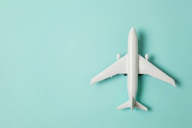 Sade bir şekilde yatıyordu tasarım minyatür oyuncak model uçak mavi pastel renkli kağıt trendy arka plan üzerinde düz. Uçak tatil yaz hafta sonu deniz macera seyahat yolculuk bilet Tur kavramı ile seyahat