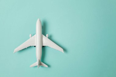 Sade bir şekilde yatıyordu tasarım minyatür oyuncak model uçak mavi pastel renkli kağıt trendy arka plan üzerinde düz. Uçak tatil yaz hafta sonu deniz macera seyahat yolculuk bilet Tur kavramı ile seyahat