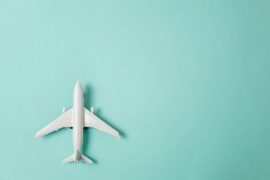 Sade bir şekilde yatıyordu tasarım minyatür oyuncak model uçak mavi pastel renkli kağıt trendy arka plan üzerinde düz. Uçak tatil yaz hafta sonu deniz macera seyahat yolculuk bilet Tur kavramı ile seyahat