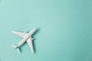 Sade bir şekilde yatıyordu tasarım minyatür oyuncak model uçak mavi pastel renkli kağıt trendy arka plan üzerinde düz. Uçak tatil yaz hafta sonu deniz macera seyahat yolculuk bilet Tur kavramı ile seyahat