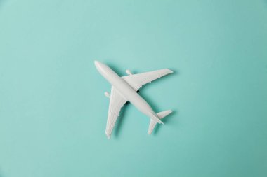 Sade bir şekilde yatıyordu tasarım minyatür oyuncak model uçak mavi pastel renkli kağıt trendy arka plan üzerinde düz. Uçak tatil yaz hafta sonu deniz macera seyahat yolculuk bilet Tur kavramı ile seyahat