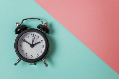 İki Yataklı çan vintage pembe pastel renkli trendy geometrik arka plan mavi çalar saat klasik çalıyor. Yaşam süresi saat sabah gece iyi dinlen uyanık kavramı uyandır. Düz yatıyordu üstten görünüm kopya alanı