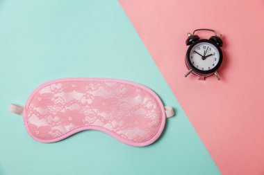 Uyku göz maskesi, çalar saat izole mavi, pembe pastel renkli trendy geometrik arka plan değil beni rahatsız, bırak uyuyayım. Dinlenme, iyi geceler, siesta, uykusuzluk, gevşeme, yorgun, kavram seyahat