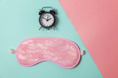 Uyku göz maskesi, çalar saat izole mavi, pembe pastel renkli trendy geometrik arka plan değil beni rahatsız, bırak uyuyayım. Dinlenme, iyi geceler, siesta, uykusuzluk, gevşeme, yorgun, kavram seyahat