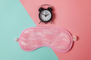 Uyku göz maskesi, çalar saat izole mavi, pembe pastel renkli trendy geometrik arka plan değil beni rahatsız, bırak uyuyayım. Dinlenme, iyi geceler, siesta, uykusuzluk, gevşeme, yorgun, kavram seyahat
