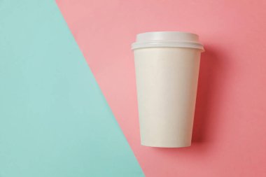 Sadece mavi pembe pastel renkli trendy zemin üzerinde yatıyordu tasarım kağıt kahve Kupası düz. Paket servisi olan restoran içki kabı. Günaydın uyanık kavramı uyandır. İçki mockup şablonu. Üstten görünüm kopya alanı