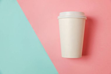 Sadece mavi pembe pastel renkli trendy zemin üzerinde yatıyordu tasarım kağıt kahve Kupası düz. Paket servisi olan restoran içki kabı. Günaydın uyanık kavramı uyandır. İçki mockup şablonu. Üstten görünüm kopya alanı