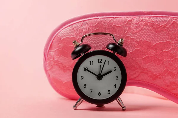 睡觉的眼罩 闹钟隔离在粉红色柔和五颜六色的时尚背景 不要打扰我 让我睡觉 旅游的概念 — 图库照片
