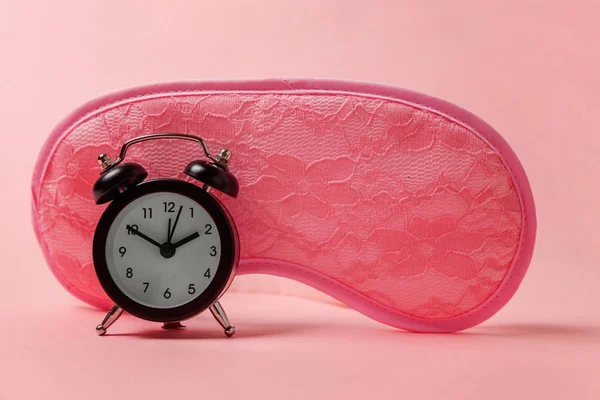 睡觉的眼罩 闹钟隔离在粉红色柔和五颜六色的时尚背景 不要打扰我 让我睡觉 旅游的概念 — 图库照片