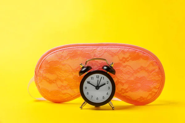 Slapende Oog Masker Wekker Geïsoleerd Gele Kleurrijke Moderne Trendy Mode — Stockfoto