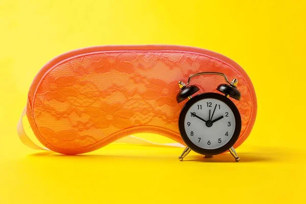 Μάσκα Ματιών Ύπνου Ξυπνητήρι Απομονώνονται Φόντο Κίτρινο Πολύχρωμα Μοντέρνα Σύγχρονη — Φωτογραφία Αρχείου
