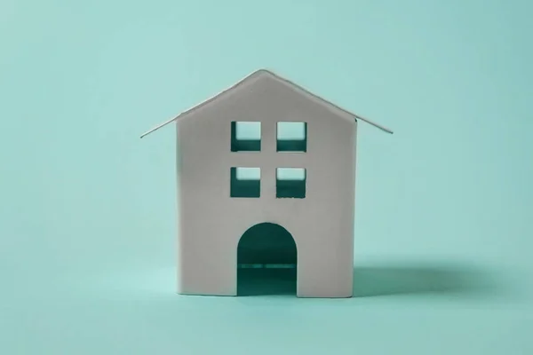 Simplement Concevoir Avec Miniature Maison Blanche Jouet Isolé Sur Fond — Photo